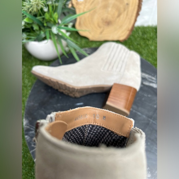 Aquatalia Weatherproof Block
Heel Bootie  women size 10 / Grey new - Picture 14 of 16